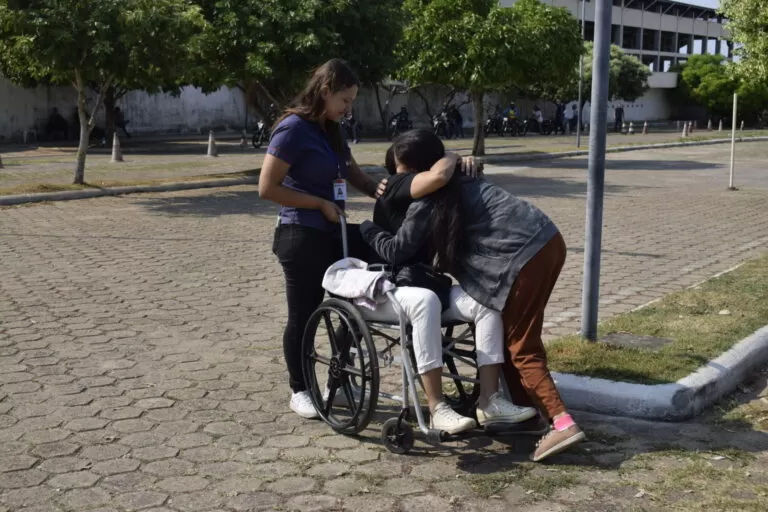 Caroline e Jaqueline, atendidas pelo programa, emocionaram-se e comemoraram juntas a conquista da CNH