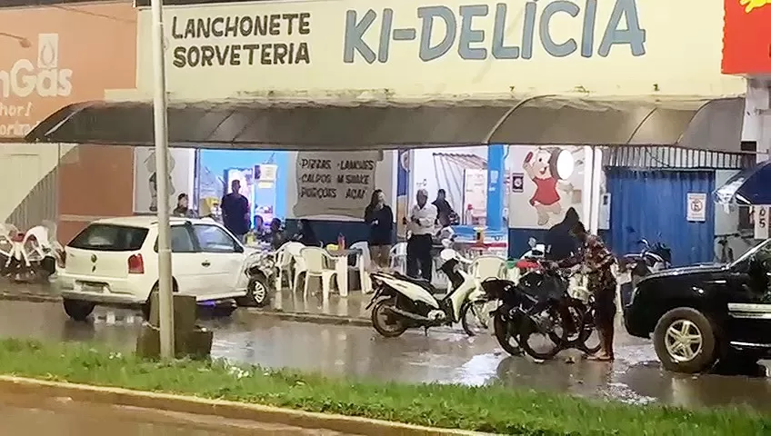 Vídeo: Motorista Embriagado Perde o Controle e Bate em Três Carros Estacionados 