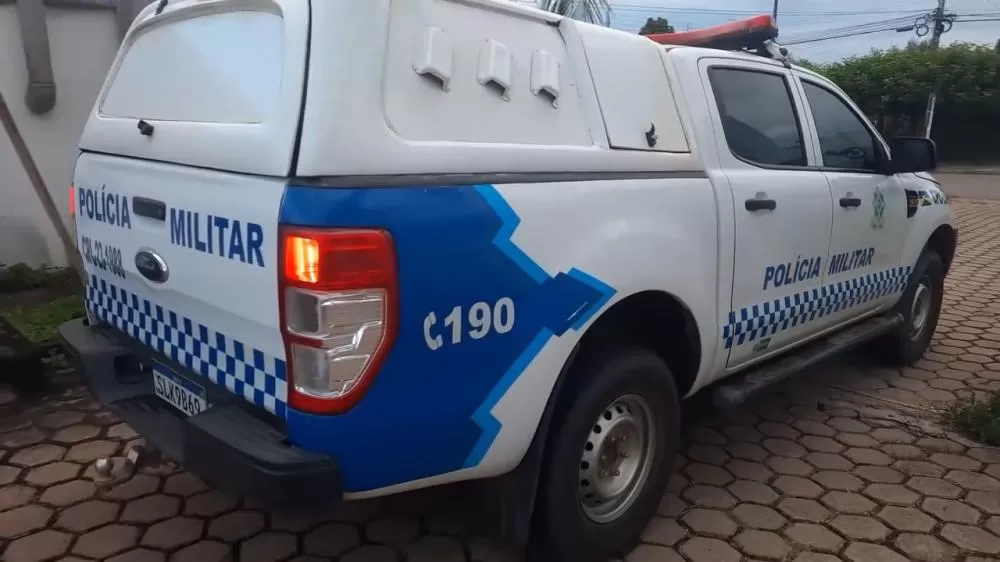 Motocicleta Colide com Viatura da PM e Carro Estacionado em Ji-Paraná