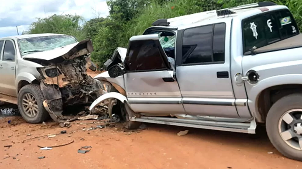 Vídeo: Colisão entre S10 e Hilux na MT-060 Resulta em Duas Mortes e Deixa Feridos 