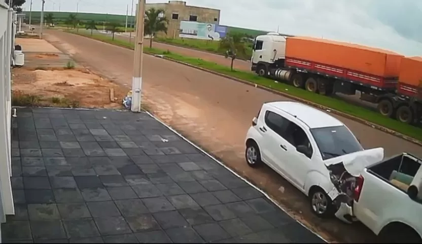 Mulher Morre Após Mal Súbito e Colisão com Caminhonete enquanto Dirigia