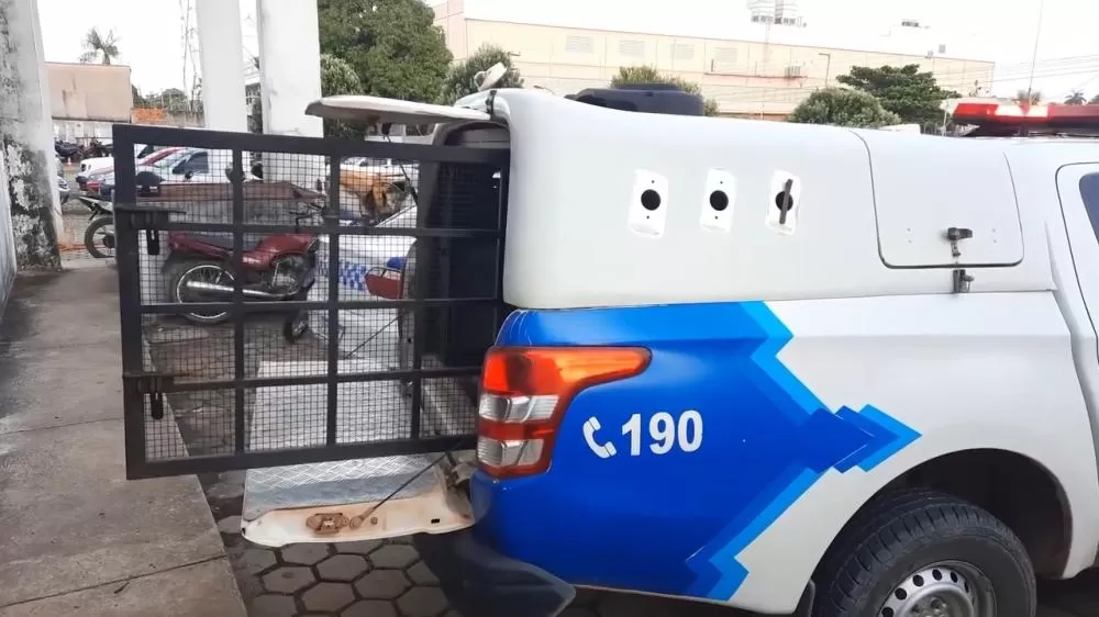 Motorista de UP Causa Acidente, Foge, Mas É Preso Após Placa do Veículo Ficar na Pista em Ji-Paraná