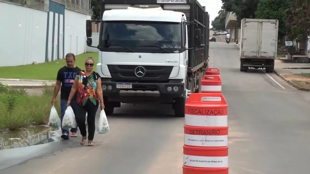 Moradores de Ji-Paraná Criticam Uso de Cones em Substituição a Redutores de Velocidade na Sena Madureira
