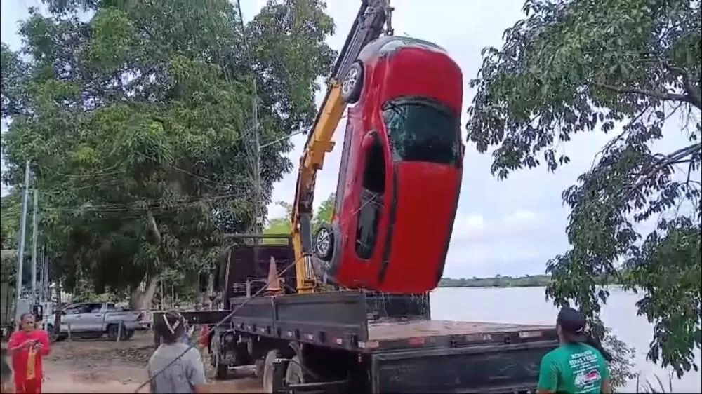 Carro Cai no Rio Machado Após Motorista Perder o Controle ao Dar Ré em Machadinho