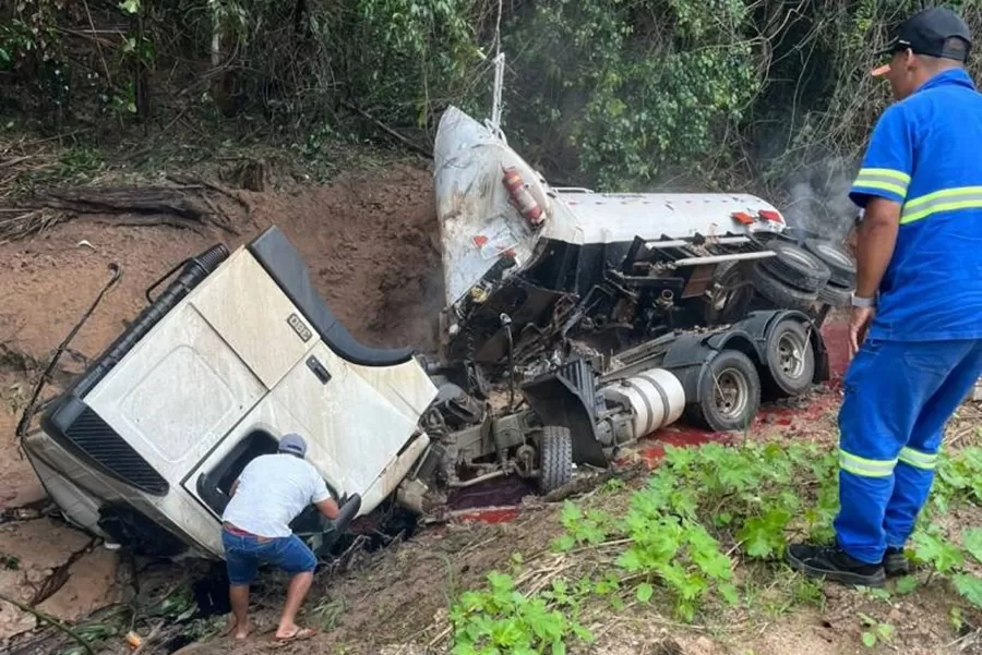 Caminhão com Carga de Diesel Capota na BR-435 em Rondônia; Motorista é Novato na Função