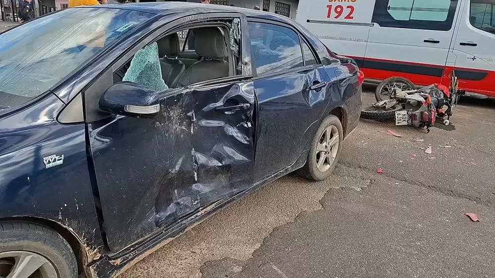 Motociclista é Colhido por Carro que Invadiu a Preferencial em Ji-Paraná na avenida Maringá com a T-10