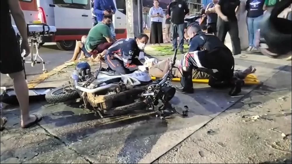 Acidente em Cruzamento de Ji-Paraná Deixa Dois Motociclistas Feridos na Rua Oscarina Marques