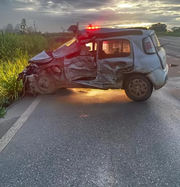 Grave Acidente na BR-364 envolvendo um Fiat Uno e uma Carreta deixa pelo menos uma Vítima Fatal
