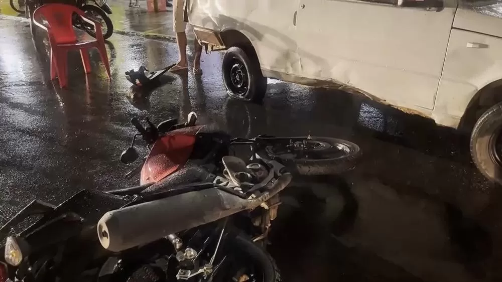 Batida entre carro e moto deixa condutor gravemente ferido na T-26 em Ji-Paraná