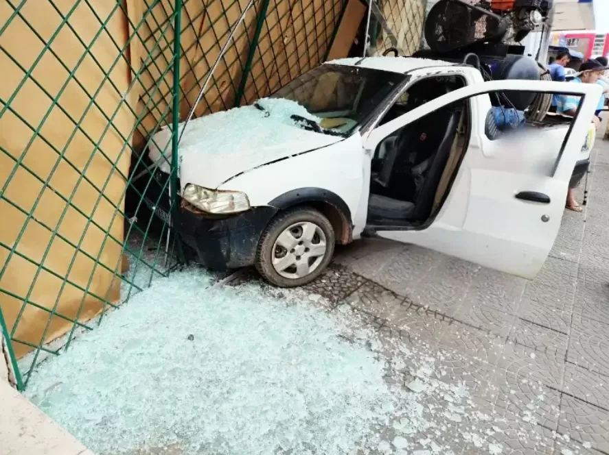 Ji-Paraná: Carro Desgovernado Invade Loja de Cosméticos na T-14 com a Rua Tarauacá 