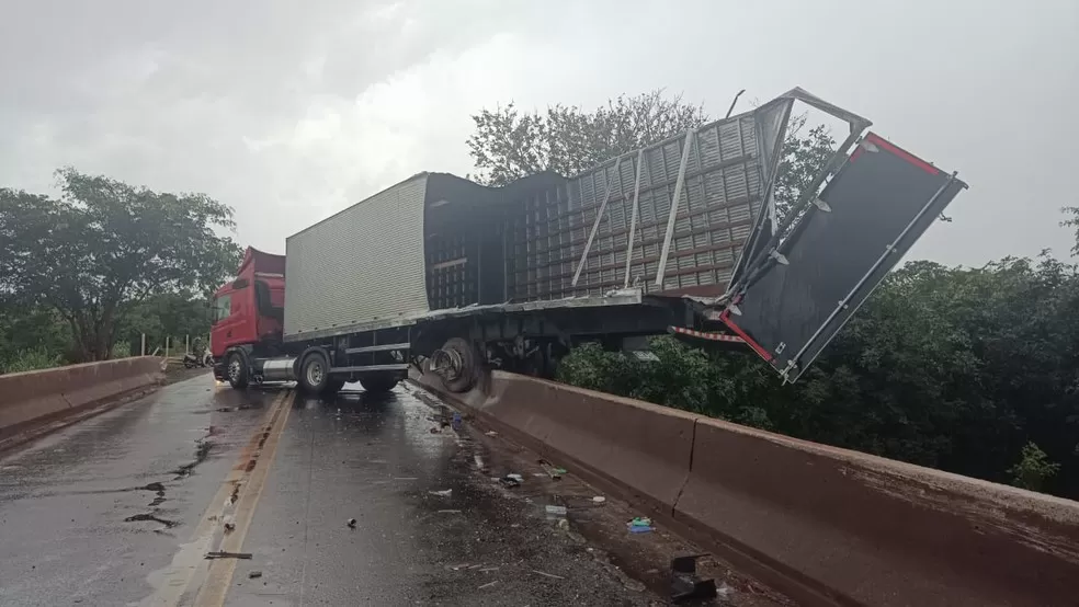 Carreta Fica Suspensa Sobre Ponte Após Derrapagem na BR-364