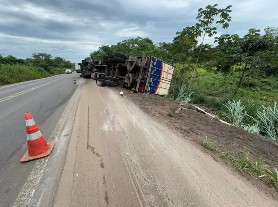 Carreta Frigorífica Tomba na BR-364 e Motorista Escapa por Pouco