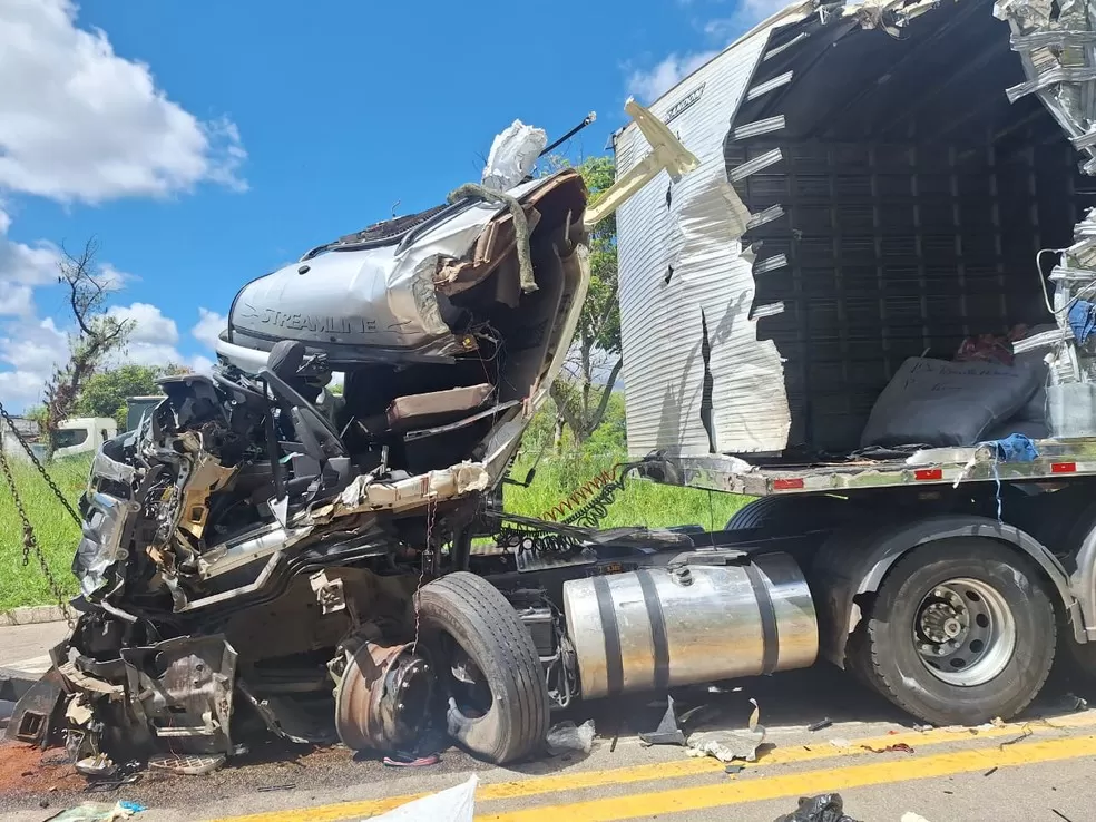 Vídeo: Pai Permite que Filho de 16 Anos Dirija Carreta e Morre em Acidente Fatal na BR-116