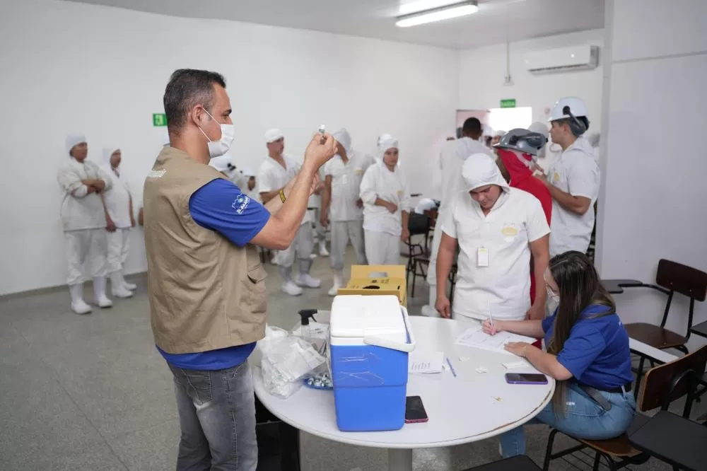 Vigilância em Saúde Realiza Vacinação em Frigorífico com Mais de 900 Funcionários em Ji-Paraná