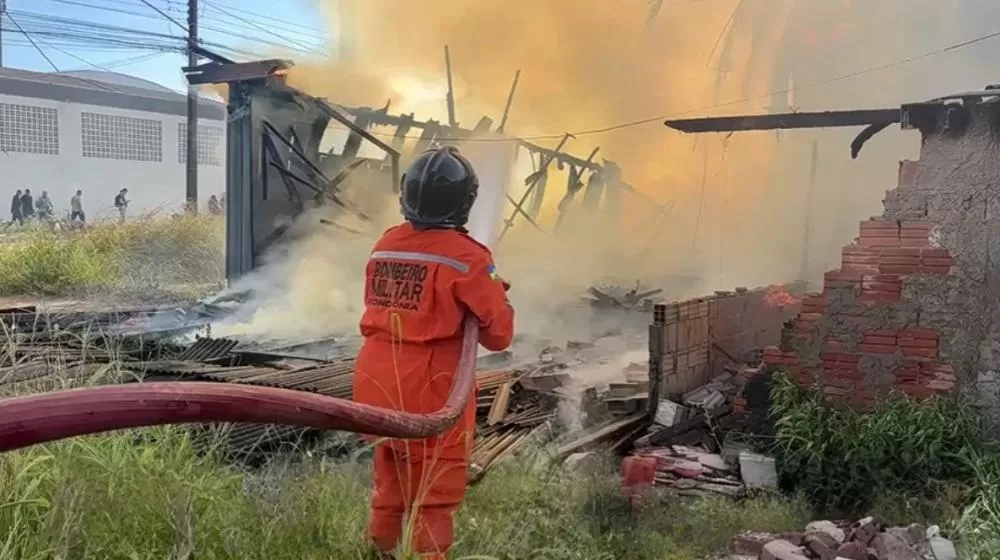 Ji-Paraná: Incêndio de Grandes Proporções Destrói Casa Abandonada no Segundo Distrito