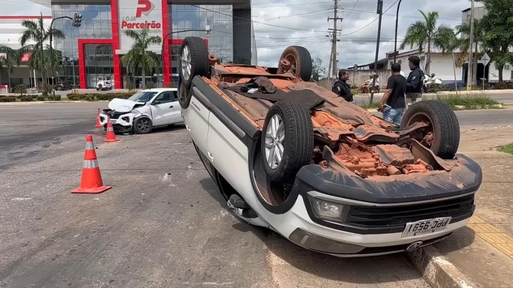 Colisão com Capotamento entre Veículos na BR-364 Deixa Vítimas na BR-364 em Ji-Paraná