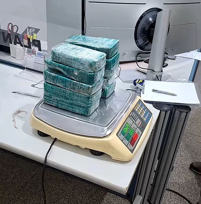 PRF Apreende 50 kg de Drogas e Simulacro em Caminhão Baú em Ji-Paraná
