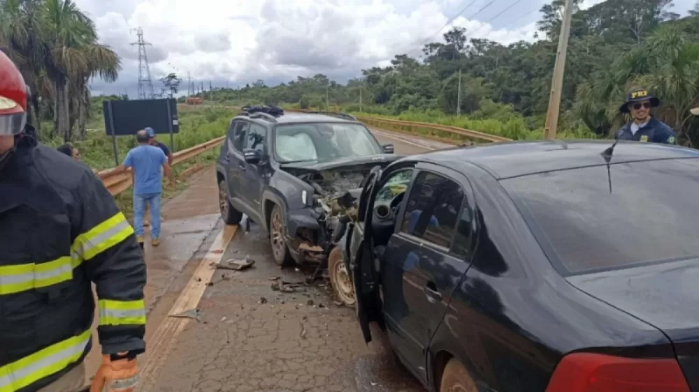 Dois Homens Morrem em Colisão Fatal na BR-364 entre Renegade e um Voyage