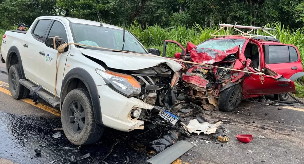 Vídeo: Colisão Frontal na BR-364 entre Ji-Paraná e Ouro Preto do Oeste deixa Vítimas Presas às Ferragens 