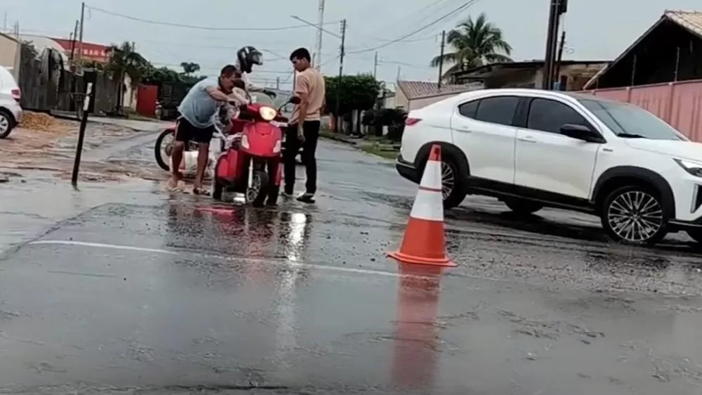 Motociclista Sofre Acidente ao Cair em Valeta Encoberta Pela Chuva em Ji-Paraná