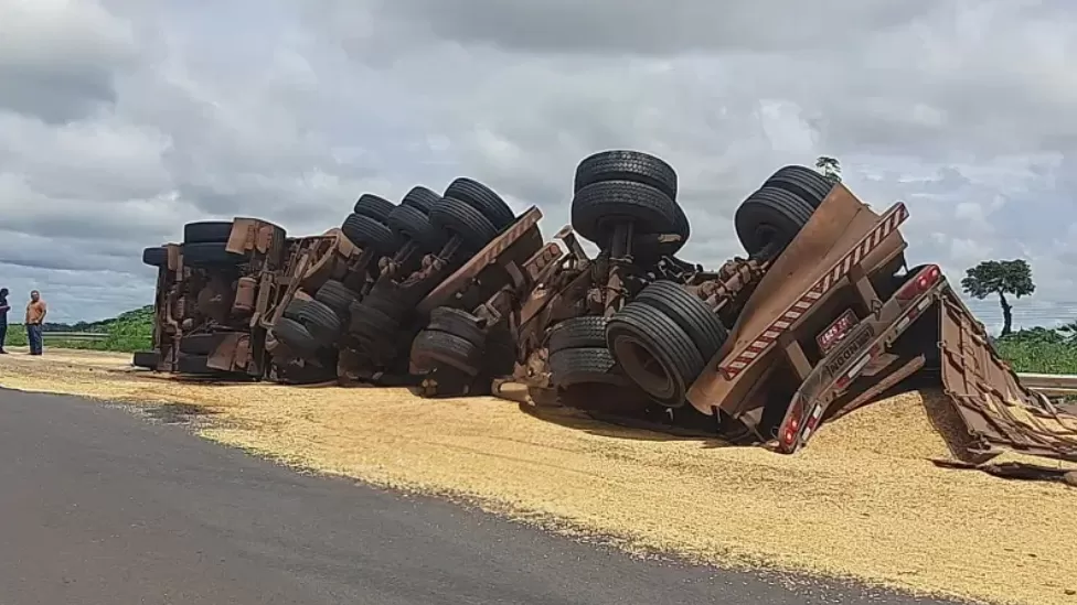 Carreta Carregada de Soja Tomba na Entrada do Anel Viário em Ji-Paraná e Deixa Casal Ferido