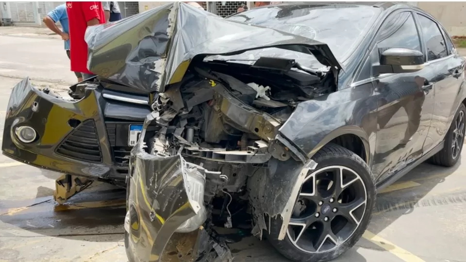 Vídeo: Carro de Luxo acerta Academia na Av. Maringá com a T-7 para evitar colisão Motocicleta