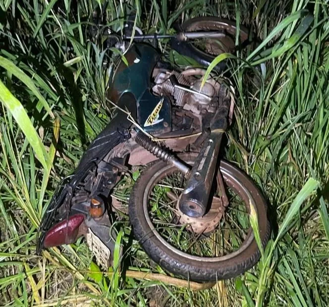 Motocicleta Furtada em Rolim de Moura é Recuperada em Terreno Baldio