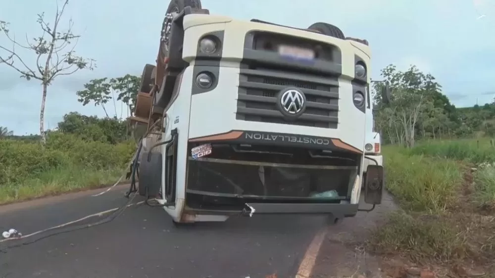 Acidente na RO-479 em Cacoal: Caminhão-Tanque Tomba e Outro Veículo Sai da Pista