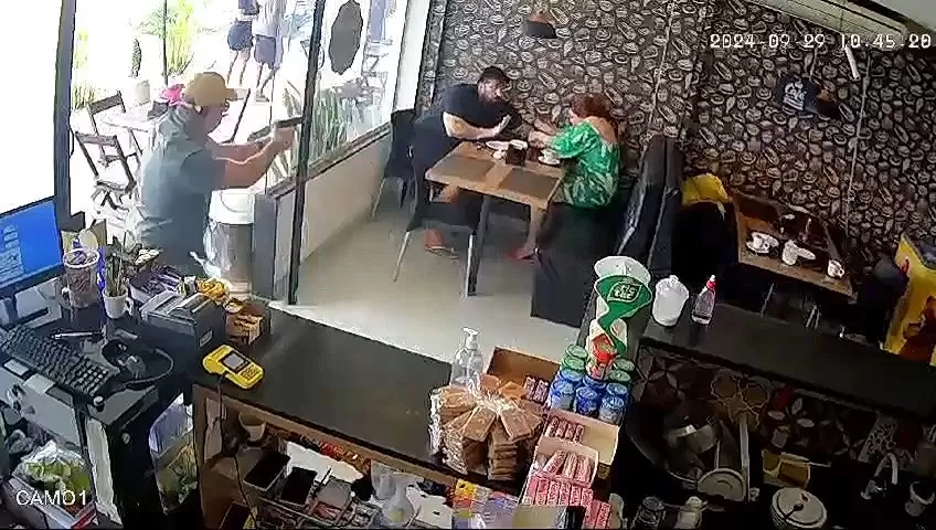 Vídeo: Policial em Folga Intervém Tentativa de Assalto em Padaria e Atira em Criminoso