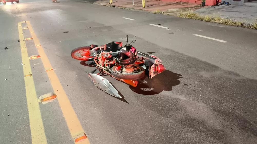 Jovem é Arremessada em Acidente entre Moto e Carro na T-16 com Av. Maringá em Ji-Paraná