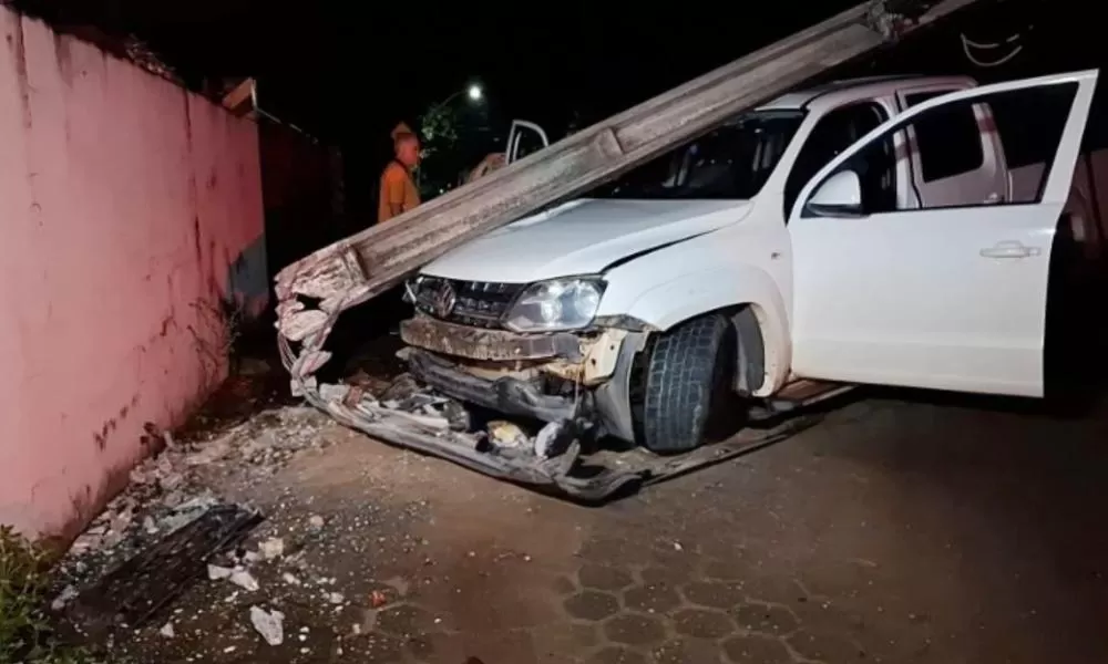 Acidente em Ji-Paraná: VW Amarok Colide com Poste de Energia e Deixa Motoqueiro Ferido 