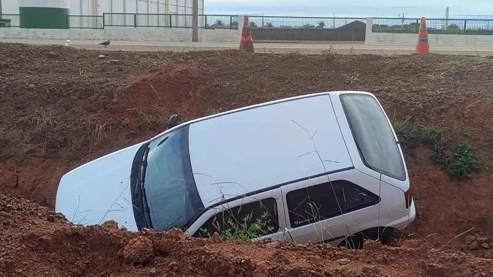 Motorista Abandona VW Gol Após Acidente em Vala na BR-174 em Rondônia