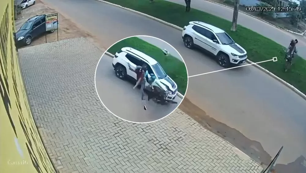 Vídeo Trágico Mãe e Filho Morrem Após Serem Arremessados Contra Comércio em Colisão Brutal