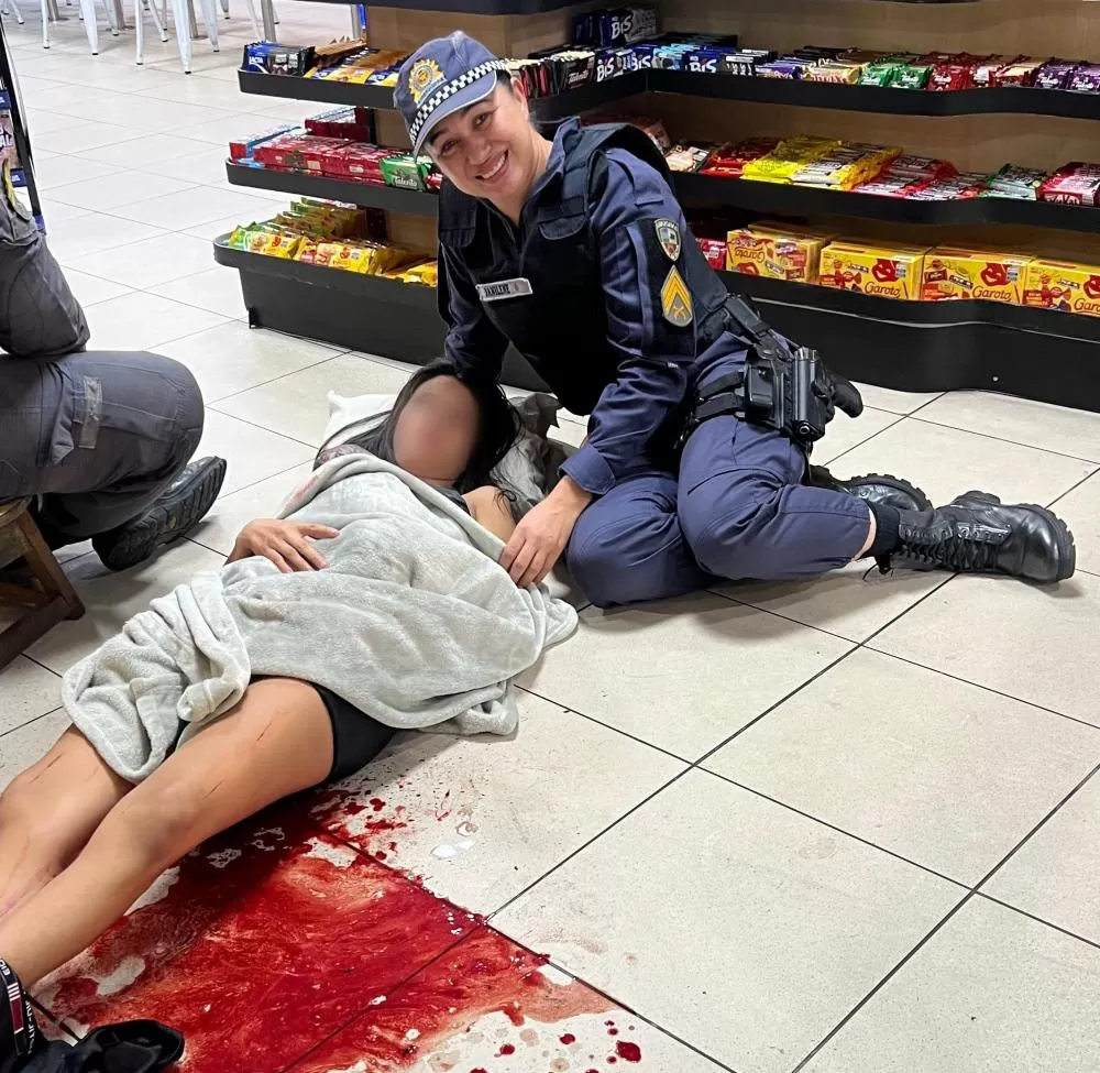 Vídeo: Policiais Militares Ajudam Mulher em Trabalho de Parto em Loja de Conveniência em Manaus 