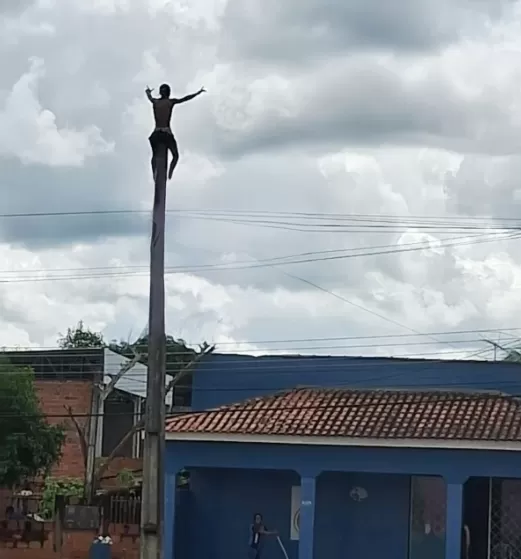 Homem é Flagrado no Topo de Poste em Ji-Paraná: Moradores Surpresos com Cena Inusitada