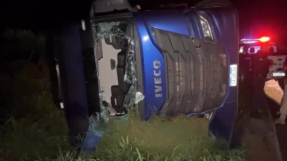 Carreta Tomba no Anel Viário de Ji-Paraná e Causa Transtornos no Trânsito por volta das 18:20h