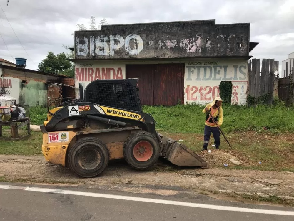 Entulhos e Matos São Removidos com equipes da Secretaria Municipal de Obras e Serviços Públicos