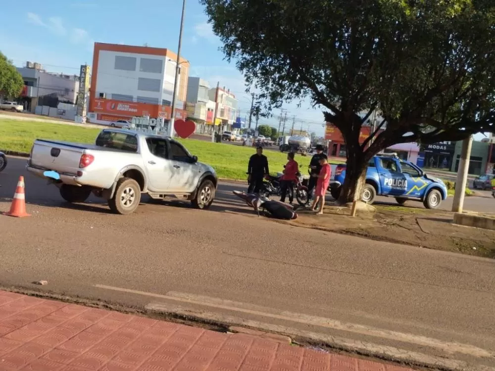 Motociclista Fica Ferido Após Colisão com Caminhonete em Rotatória no Centro de Rolim de Moura