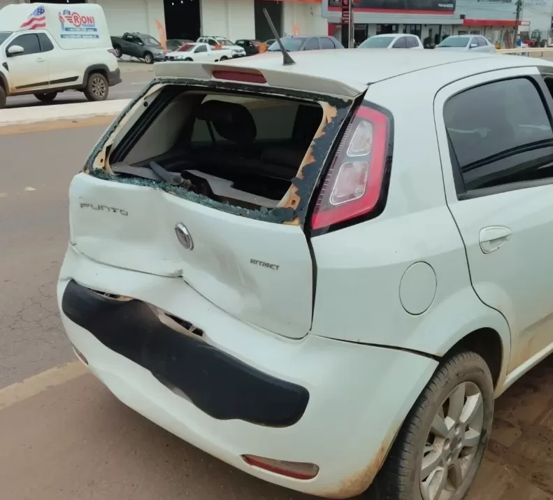 Caminhão Colide com Fiat Punto no Semáforo da Aracaju em Ji-Paraná 