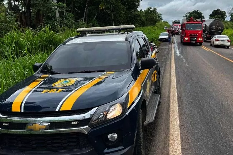 Carreta Cai em Barranco na BR-364 entre Ji-Paraná e Ouro Preto do Oeste próximo à CEPLAC 