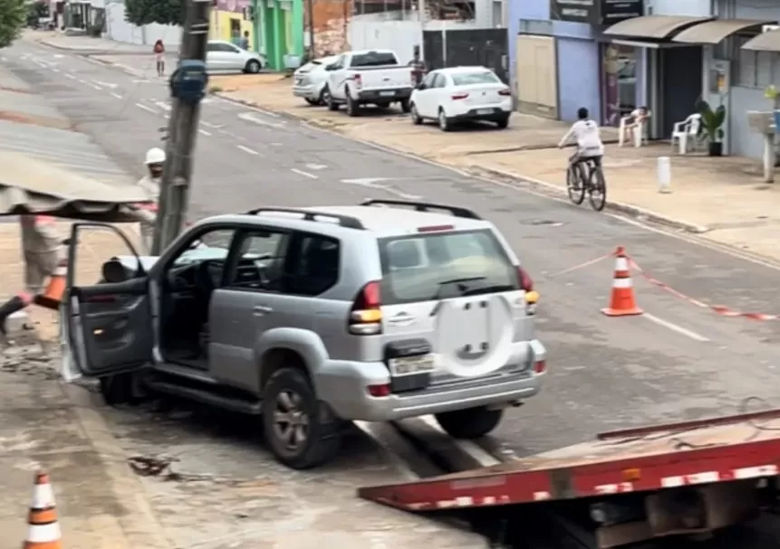 Colisão de Veículo em Poste em Ji-Paraná Deixa Idosa Ferida na T-19