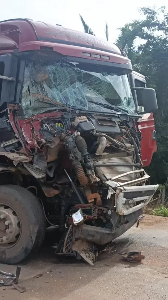Colisão violenta entre Carretas Paralisa Rodovia e Causa Caos no Trânsito em Rondônia