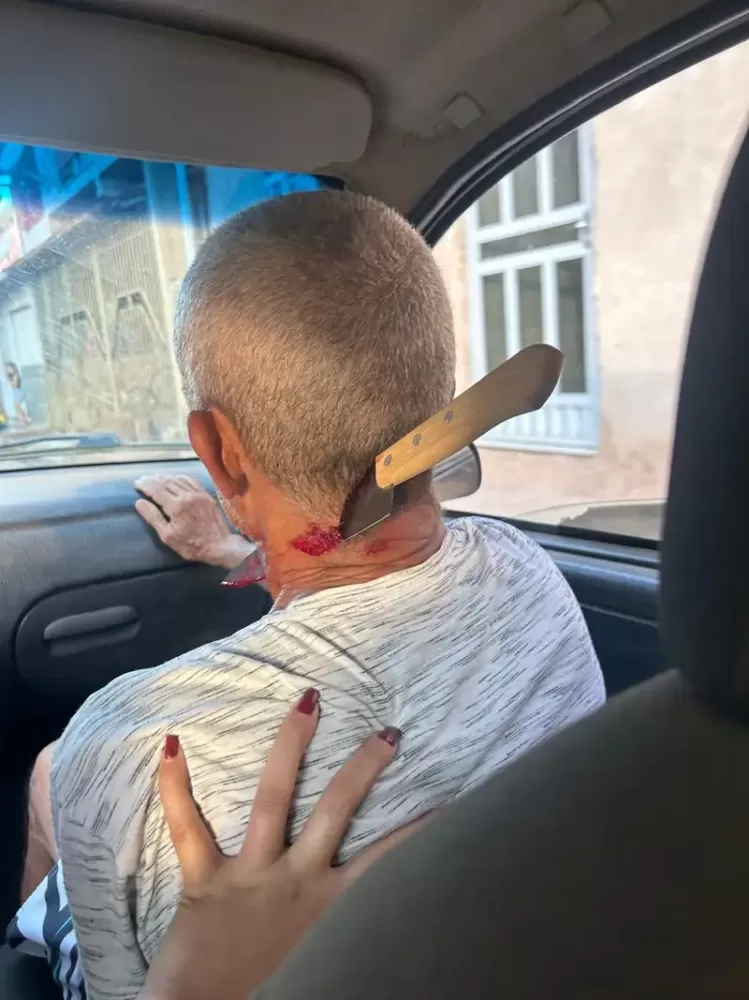 Vídeo: Idoso é atacado com faca no pescoço dentro de mercado em Imbé de Minas