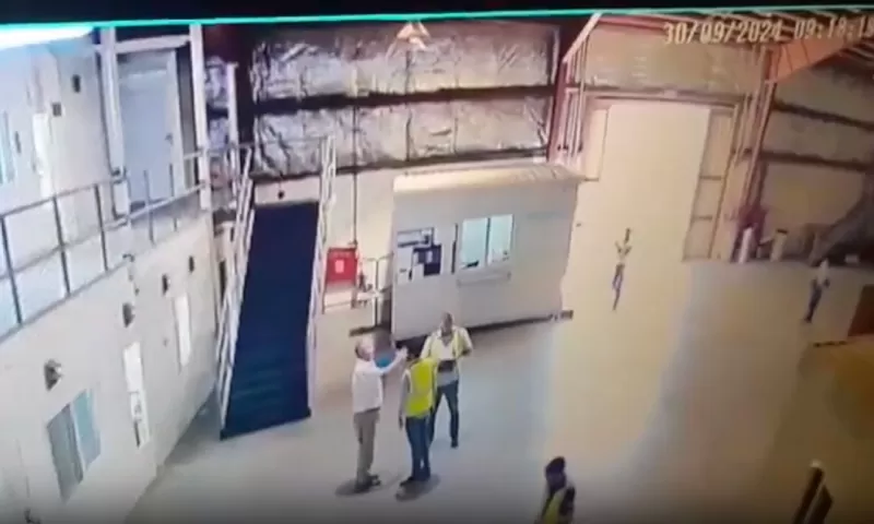 Vídeo: Funcionário Assassina Chefe Após Ser Demitido em Fábrica 