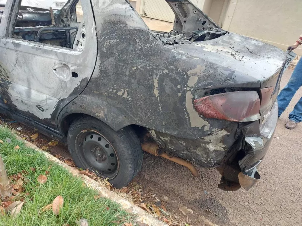 Carro pega fogo em frente ao Hospital Municipal de Ji-Paraná; Mulher e criança escapam ilesas