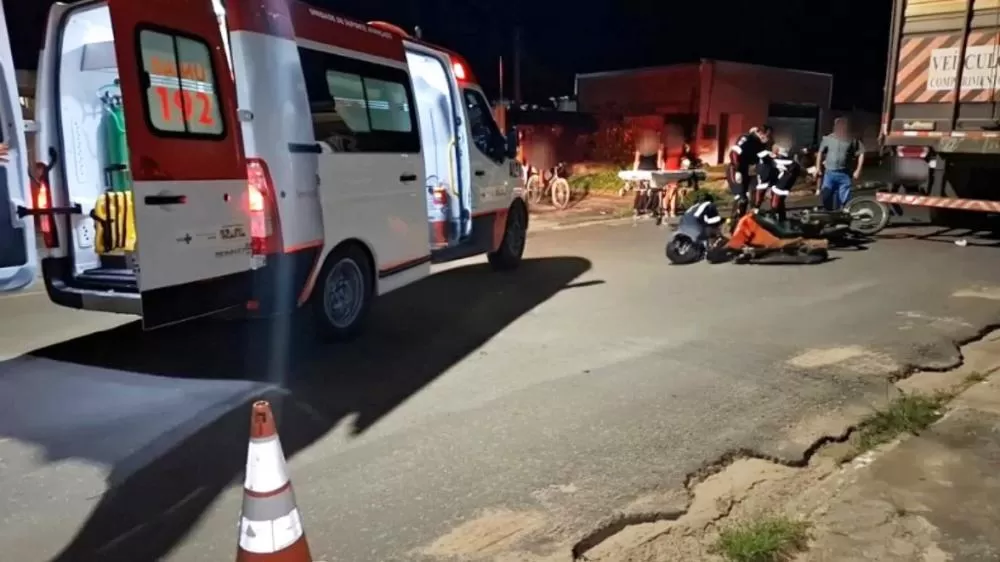 Motociclista colide contra caminhão estacionado e fica em estado grave na na R. Maracatiara T-20 em Ji-Paraná 