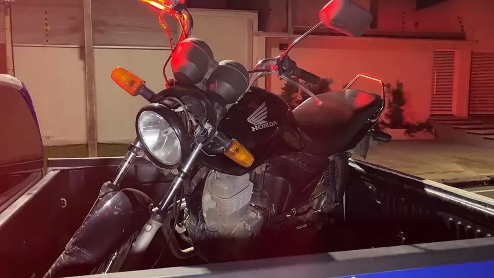  Dupla é Detida Após Fugir da Polícia Empinando Moto no Bairro Nova Brasília em Ji-Paraná