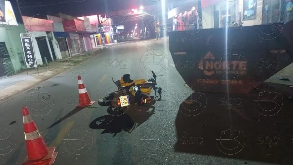 Mototaxista Sofre Acidente Grave ao Colidir com Lixeira na Avenida José Amador dos Reis