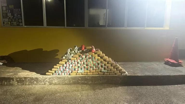 Motorista é Preso em Fuga Durante Abordagem e PRF Confisca Mais de 100 kg de Drogas em Porto Velho