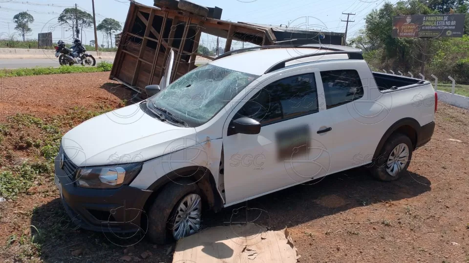Carro sai da pista e reboque tomba na BR-364 após passagem de carreta 